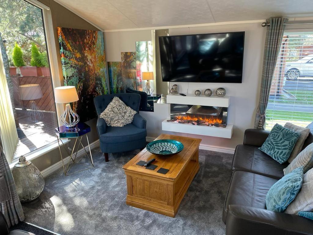 Jasmine Lodge, 2 Bedroom With Hot Tub - Felmoor Park Felton (Northumberland)